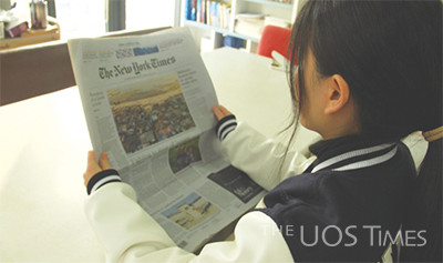 Reading a newspaper | Hwang Yun-seon