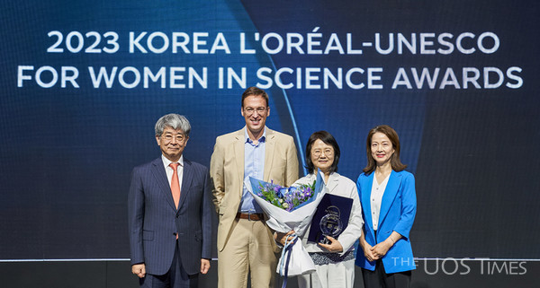 Professor Park Hyun-sung at the Award CeremonyThe Department of Life Science, UOS